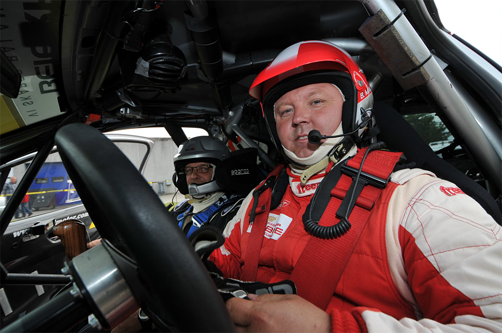 Henrik Vestergaard fra Mørke var i weekendens rally codriver for Brian Madsen i stedet for sygemeldte Anja Posorski. Her er de klar til start på en hastighedsprøve
(Foto: Michael Eisenberg)
